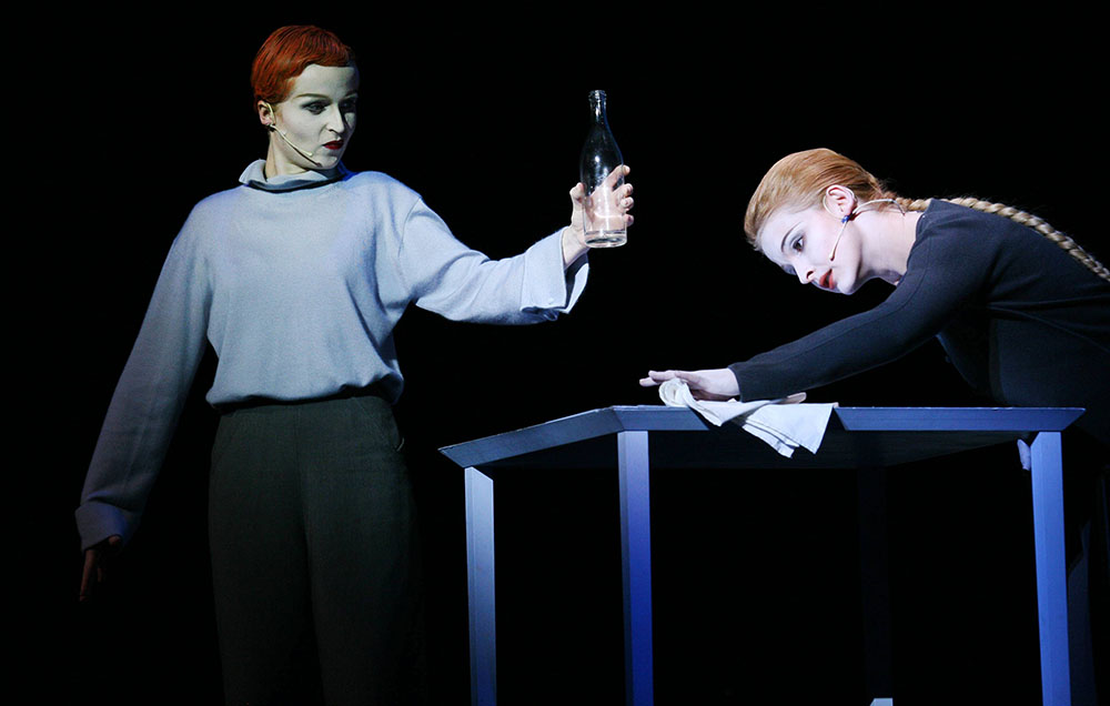 Scena z przedstawienia "Kobieta z morza", reżyseria światła: Robert Wilson, 2005, Teatr Dramatyczny w Warszawie, fot. . Wojciech Surdziel/AG